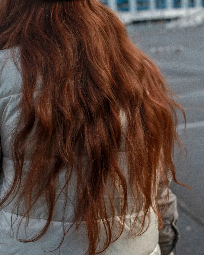 Cabello voluminoso y encrespado