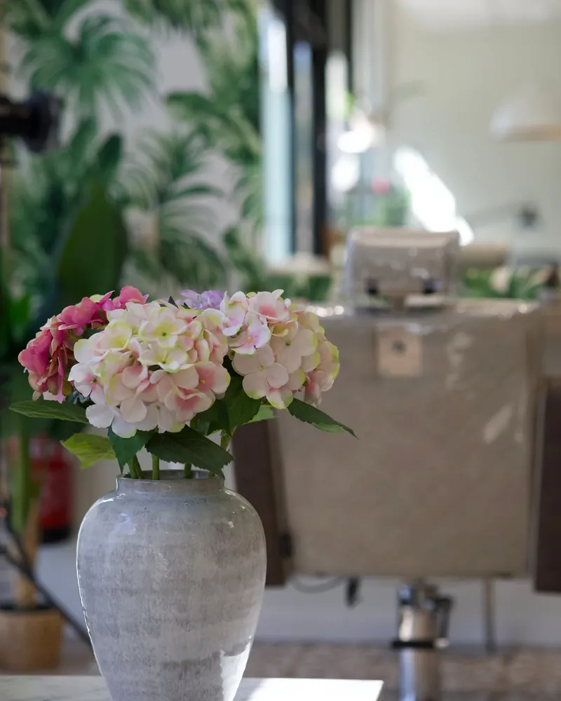 Interior de salón con flores