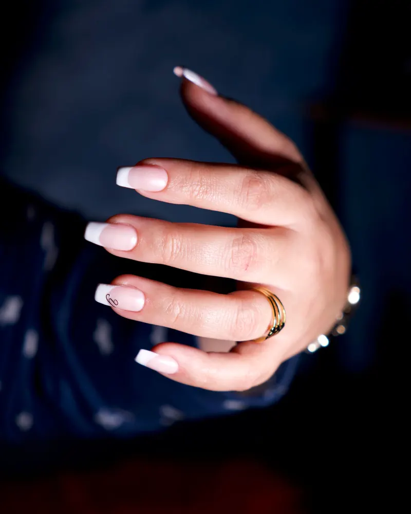 Manicure terminada en primer plano
