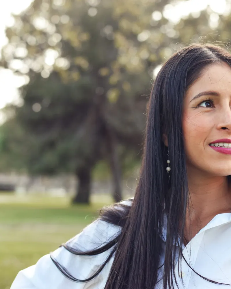 Mujer sonriendo con el cabello liso