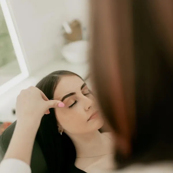 Diseño de cejas en primer plano