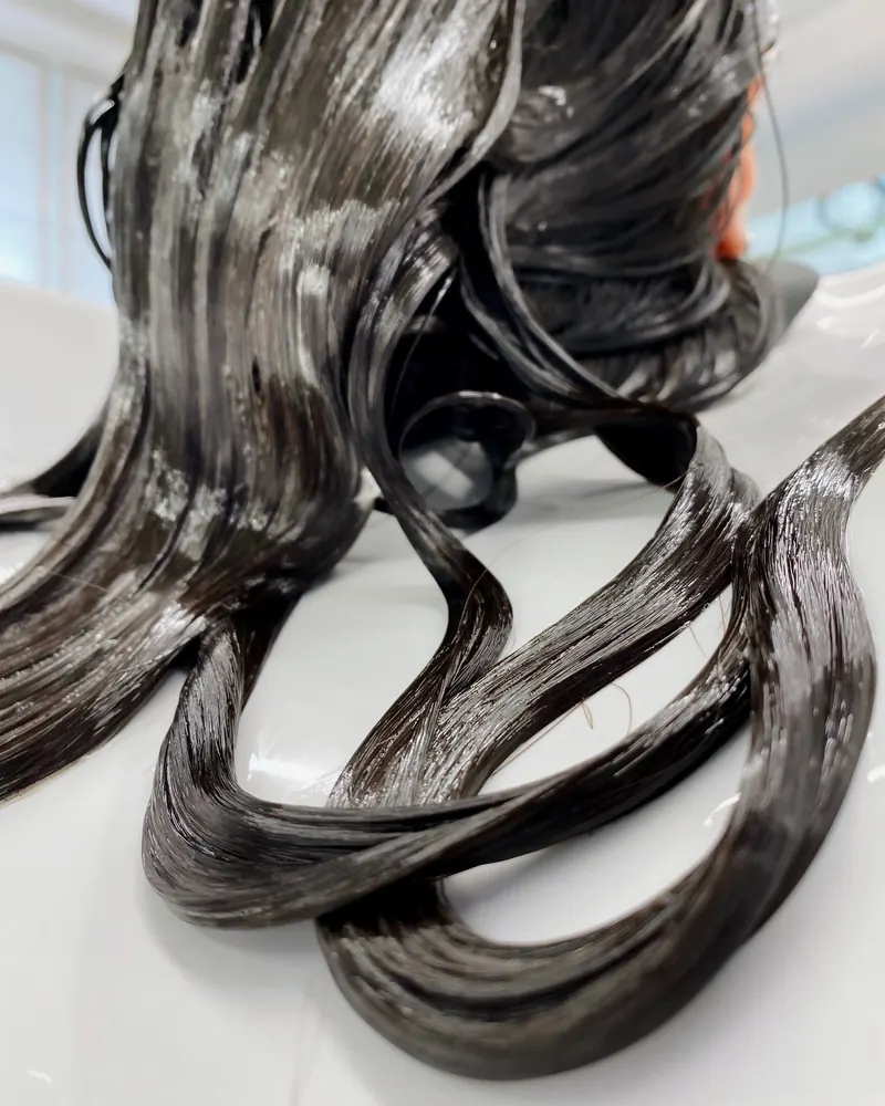 Primer plano de cabello liso con brillo